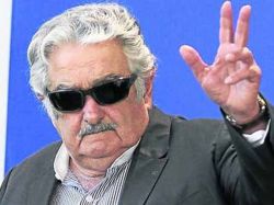 Mujica dijo que extraña a Chávez y criticó a los ricos Mujica dijo que extraña a Chávez y criticó a los ricos