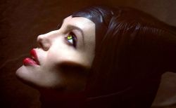 Angelina Jolie deslumbra como villana en "Maléfica"