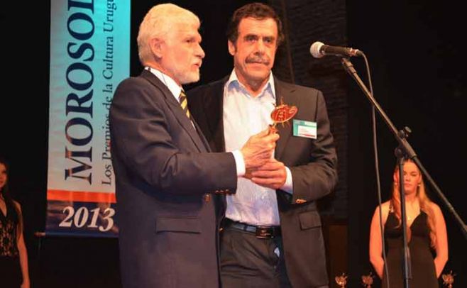 Miguel Brechner recibiendo el premio de Gustavo Guadalupe, de la Fundacin Lolita Rubial. Crdito de foto: Jorge Sayagus.. 