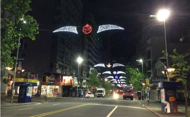 Luces decorativas en la Avenida 18 de Julio