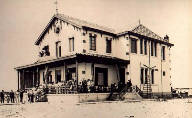 Atlntida Hotel. Fotografa tomada en 1913, ao de la inaguracin del edificio. Su construccin comenz el ao del nacimiento del balneario, en 1911. Desde all, los doctores contemplaban el avance de las obras que se convertiran en sus casas de