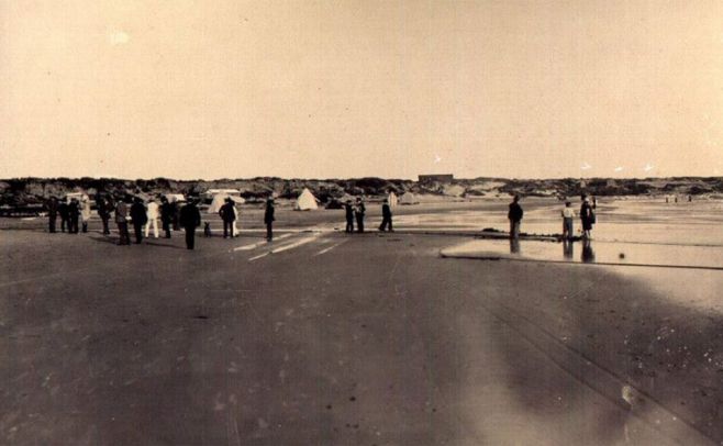 Playa Mansa en 1911. Atlntida naca y an no contaba con grandes construcciones. Los miembros de Sociedad Annima Territorial Uruguaya, flamantes dueos de esas tierras, proyectan el futuro del balneario.