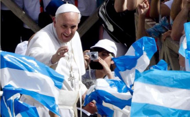 Papa alienta a la selección argentina en comercial