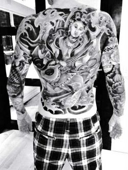 Tinelli con un tatuaje que le ocupa toda la espalda Tinelli con un tatuaje que le ocupa toda la espalda
