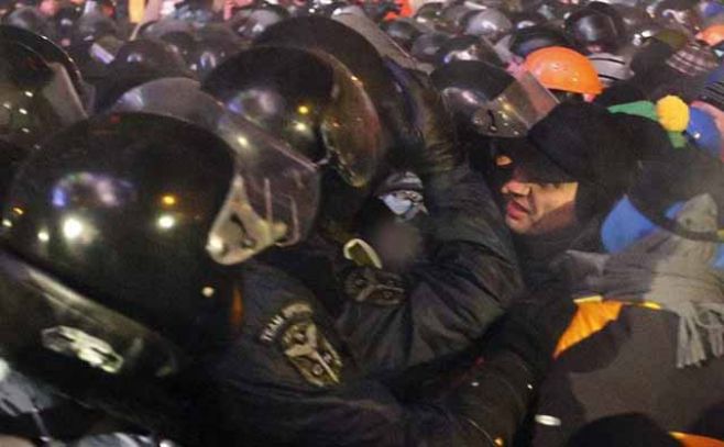 Policía ucraniana se retira de la Plaza de la Independencia Policía ucraniana se retira de la Plaza de la Independencia