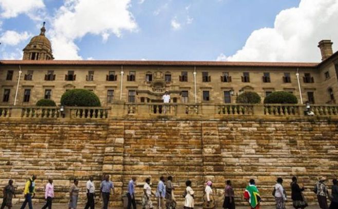 Miles de personas realizaron una peregrinacin al desfilar por la capilla ardiente en Petroria para despedirse de su lder Nelson Mandela. 