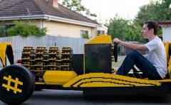 Un auto construido en su totalidad con piezas Lego