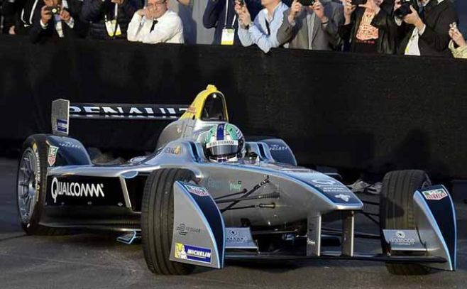 El veh�culo el�ctrico de F�rmula E Spark-Renault SRT-01E es conducido por el piloto de F�rmula Uno brasile�o Lucas Di Grassi (c) en una exhibici�n en el Centro de Convenciones Mandalay Bay de Las Vegas, Nevada (EE.UU.), durante la feria electr�nica. EFE