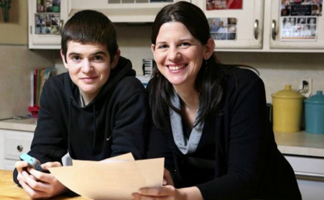 Madre exigió a su hijo un contrato a cambio de un iPhone