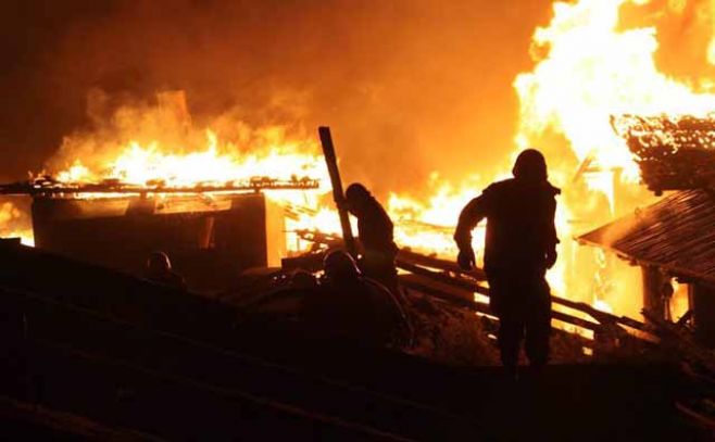 Incendio arrasa un milenario pueblo tibetano de Shangri-la