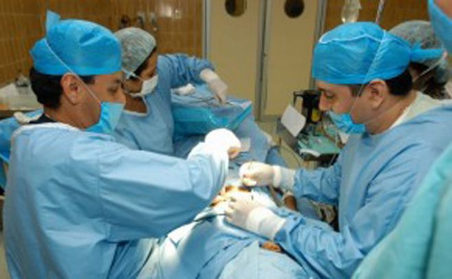 Científicos crean pegamento que revoluciona la cirugía