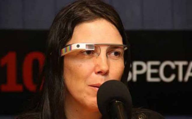 Absuelven a uruguaya multada por manejar con gafas de Google Absuelven a uruguaya multada por manejar con gafas de Google