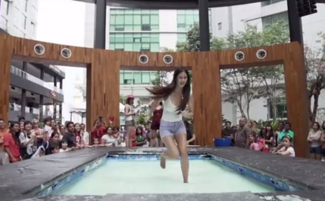 Banco de Malasia hizo posible caminar por sobre el agua