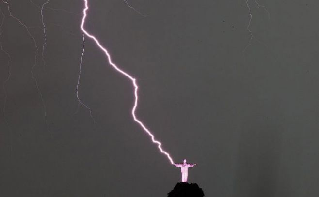 En video: así cayó el rayo sobre el Cristo Redentor En video: así cayó el rayo sobre el Cristo Redentor
