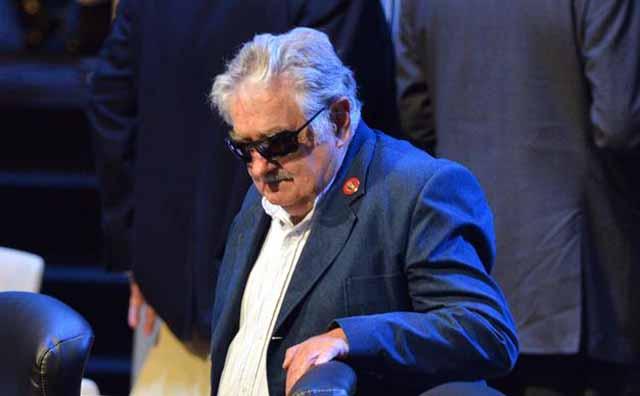 Peña Nieto condecora a Mujica, "gran estadista" y luchador social