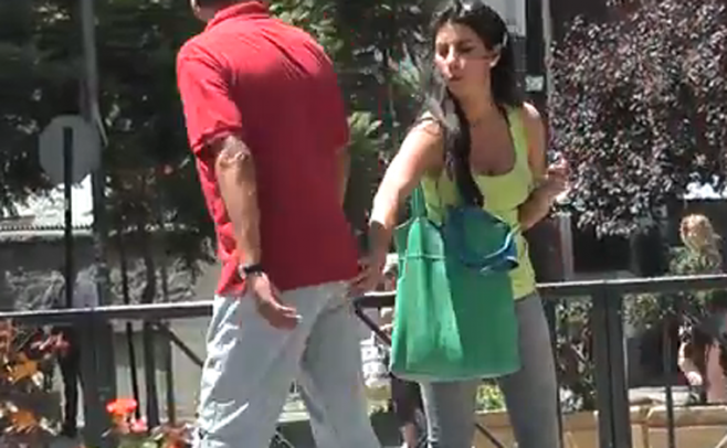 Vea cómo reaccionan los hombres a un agarrón de glúteo