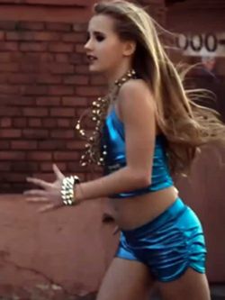 Video de niña vestida como stripper genera indignación Video de niña vestida como stripper genera indignación