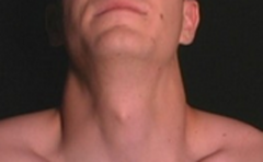 Hombres con voz ronca "serían menos machos"