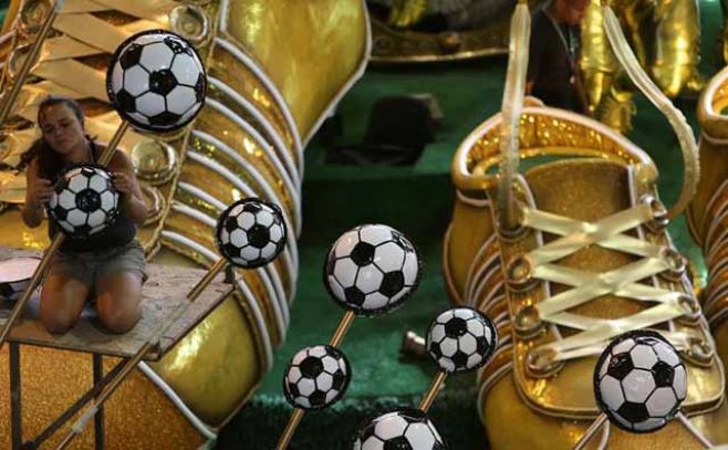 Carnaval se tiñe de fútbol; "scola" con homenaje a Ronaldo