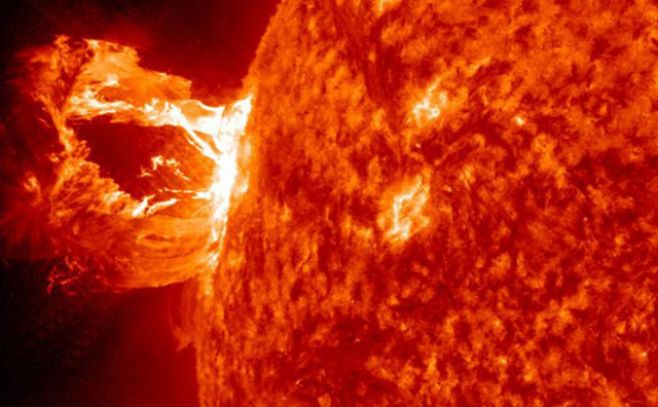 NASA capta una potente erupción solar