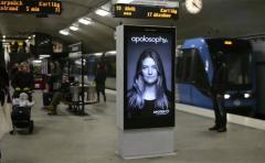 Modelo cobra vida cuando el metro llega a la estación