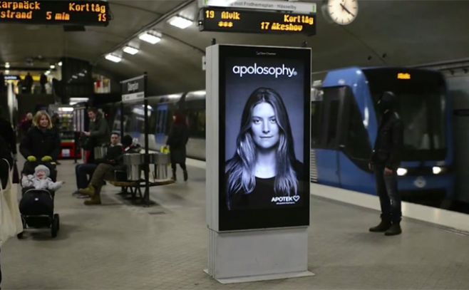 Modelo cobra vida cuando el metro llega a la estación