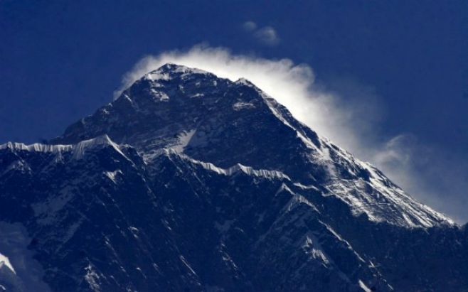 Escaladores recogerán ocho kilos de basura del Everest