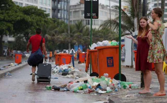 Alcalde de Río se impone una multa por tirar basura al suelo