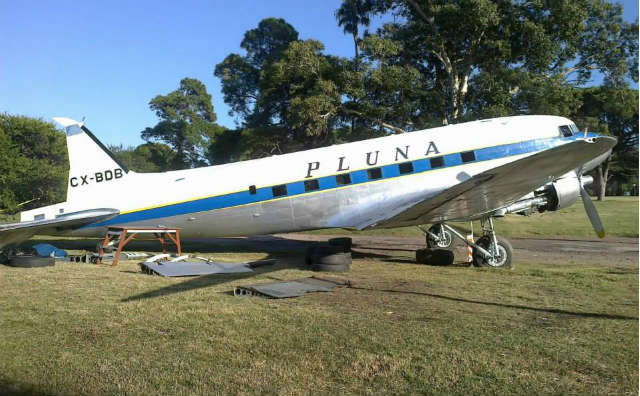 Un avión DC3 aterrizó frente a la tribuna América.