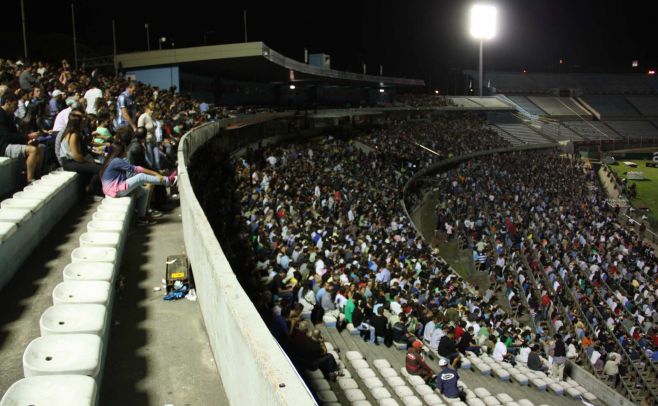 Tanto la tribuna como la platea Amrica estuvieron colmadas.. Guillermo Bueno.