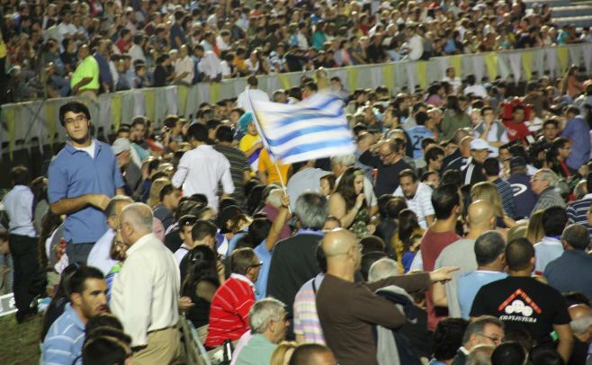 No faltaron las banderas uruguayas entre el pblico.. Guillermo Bueno.