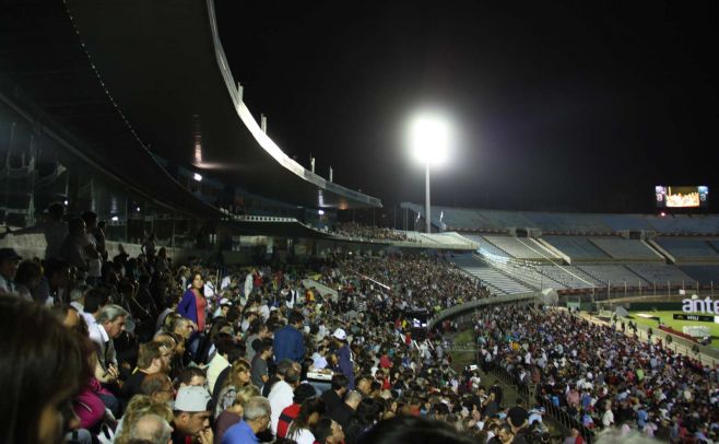 El Estadio Centenario, por primera vez, ofici de cine. Ha recibido, adems de ftbol, boxeo, bsquetbol, ciclismo, actos religiosos y recitales, pero nunca una pelcula.. Guillermo Bueno.