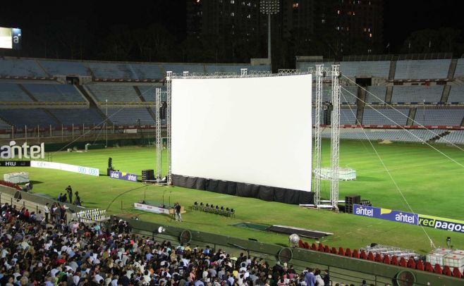 La pantalla gigante donde este documento histrico fue proyectado.. Guillermo Bueno.