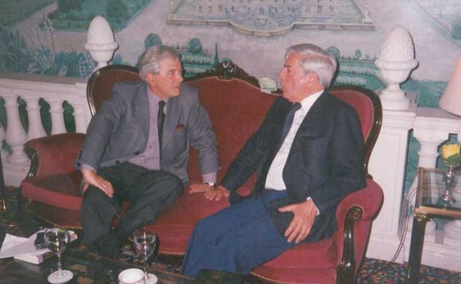 Ruben Loza Aguerrebere con Mario Vargas Llosa. Gentileza de Ruben Loza Aguerrebere 