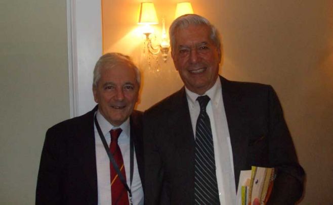 Ruben Loza Aguerrebere con Mario Vargas Llosa. Gentileza de Ruben Loza Aguerrebere 