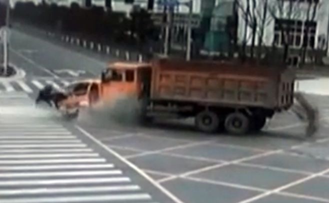 Impresionante accidente en China entre dos camiones Impresionante accidente en China entre dos camiones