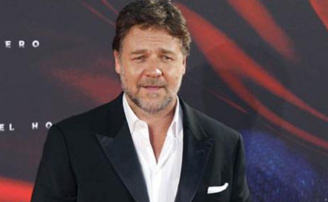 Russell Crowe participa de audiencia general del papa