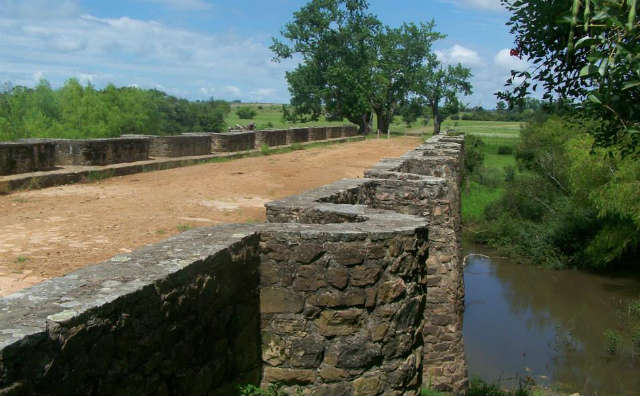 El viejo puente de la Posta del Chuy, Monumento Histórico Nacional, será reparado con el asesoramiento de técnicos vascos que visitaron Cerro Largo