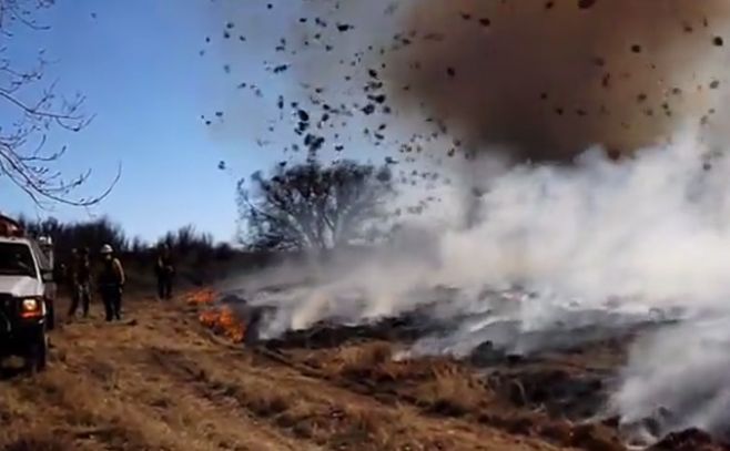 Bombero filmó mientras tornado "se come" un incendio