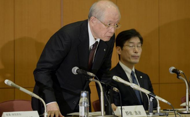 El presidente del Instituto Riken y ganador del premio Nobel de qu�mica Ryoji Noyori (izq) da una rueda de prensa en Tokio.. EFE