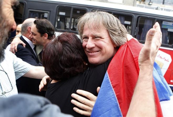 Fernando Lorenzo recibe el saludo de allegados al salir del Juzgado. EFE