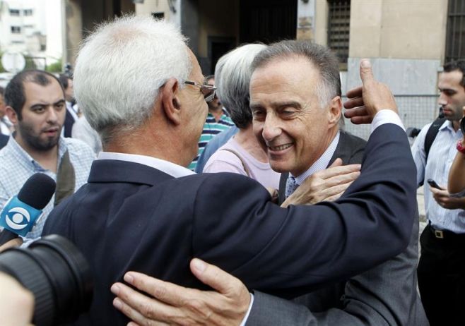 El presidente del banco estatal uruguayo recibe el saludo de allegados. EFE