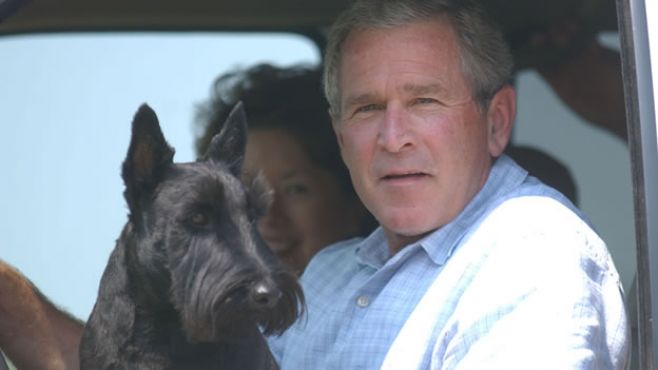 Bush le recrimina a Putin haber humillado a su perro Barney.. Getty Images