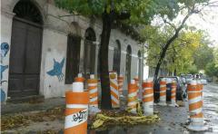 En la esquina de las calles Paysandú y Gaboto hay un edificio que ha sido declarado ruinoso y con peligro de derrumbe