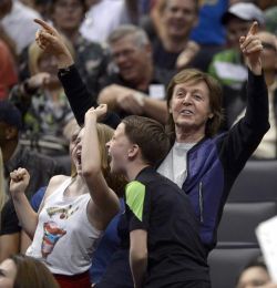 Macca disfrutando en Estados Unidos de un partido de basketball antes de viajar a Uruguay