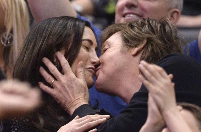 McCartney besa a su mujer para la kisscam del estadio de Los ngeles durante el partido de los Clippers-Lakers