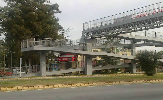 En la Ruta Interbalnearia se instalaron tres cruces peatonales elevados con la ventaja que se acceda a ellos por rampa