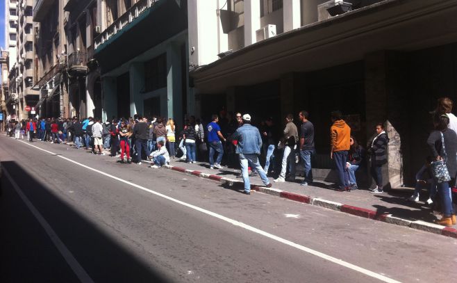 colas de tres cuadras para sacar la credencial c�vica. Victoria Carrascosa