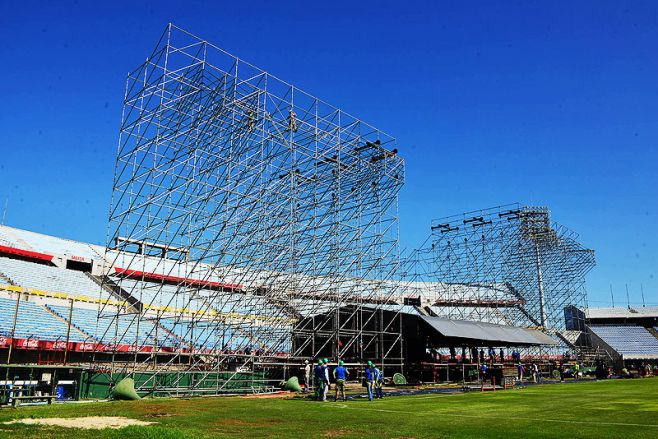 Las dimensiones del escenario son de unos 70 metros de ancho por 22 de alto.. Pata Torres