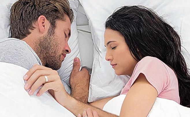 La posición de dormir de la pareja revela la fuerza de la relación